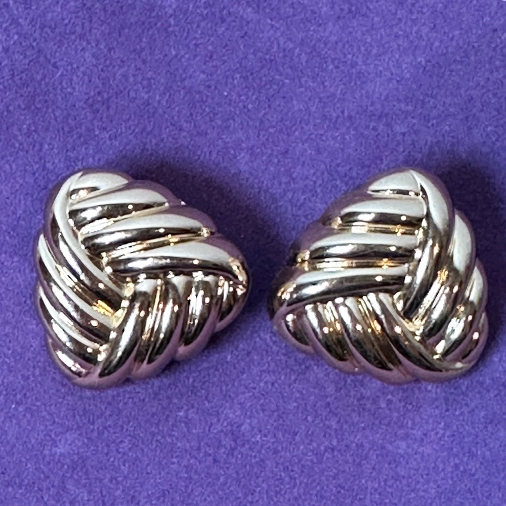 Christian Dior Triangular Knot
Earrings vintage gold clip on - Picture 2 of 7